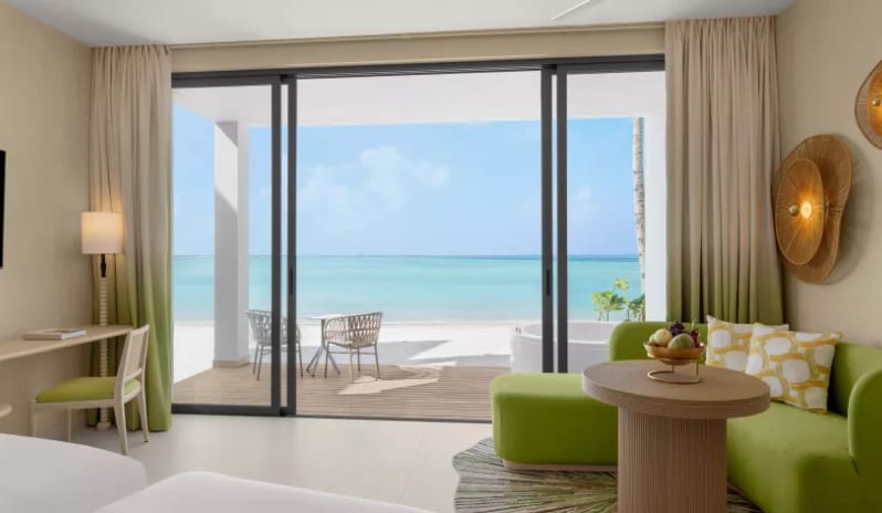 06-cmlm-mirage-beachfront-room-with-jacuzzi-02 (1).jpg
